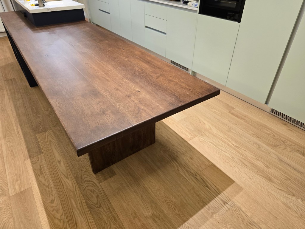 Τραπέζι φαγητού νησίδα από μασίφ δρυ σε απόχρωση καρυδιάς με ματ βερνίκι - Kappawood