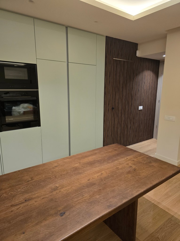 Τραπέζι φαγητού νησίδα από μασίφ δρυ σε απόχρωση καρυδιάς με ματ βερνίκι - Kappawood