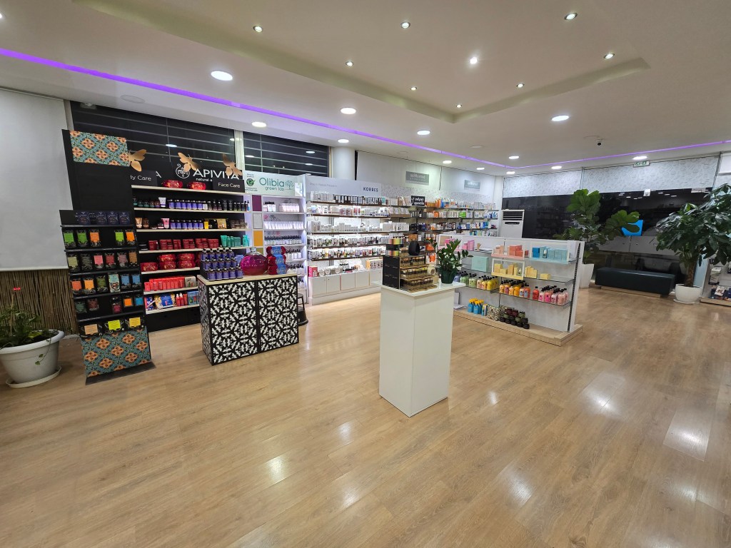 Διαχωριστικό χώρου από μασίφ ξυλεία σε απόχρωση καρυδιάς με ενσωματωμένη κρυφή πόρτα και επαγγελματική συρταριέρα φαρμακείου - Kappawood