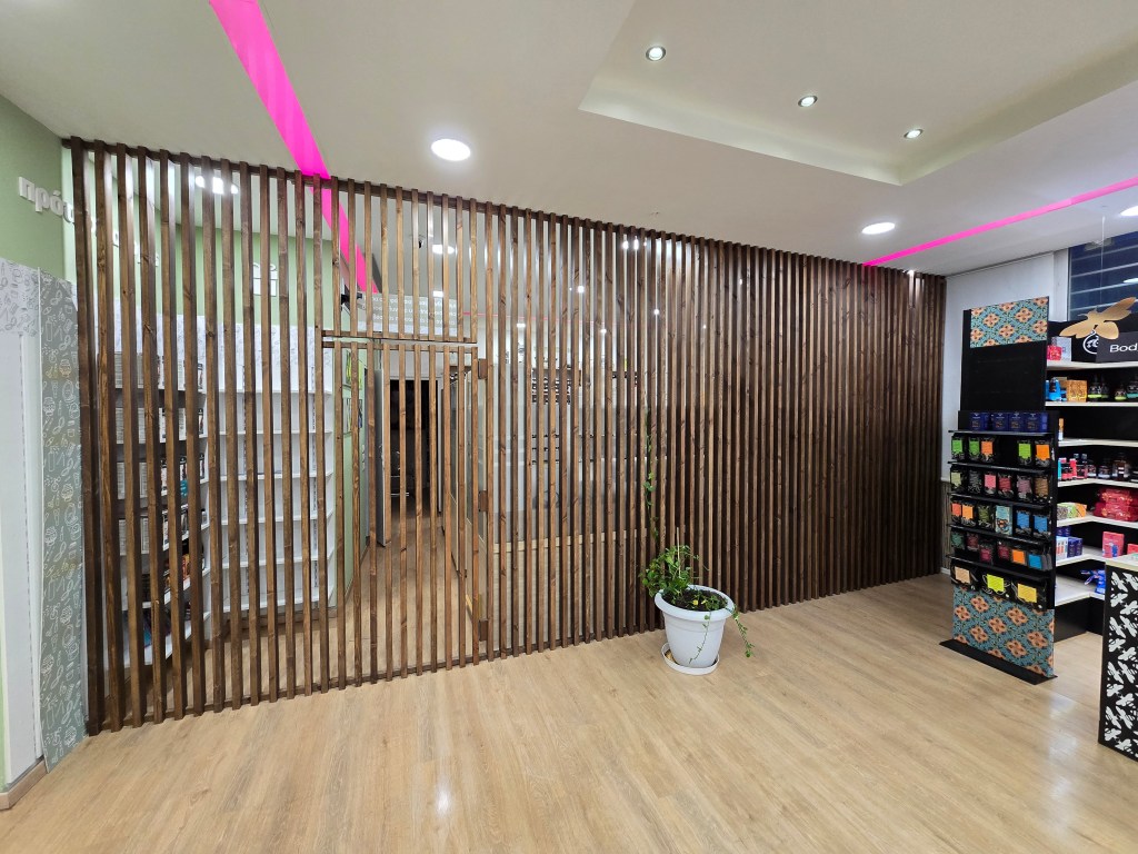 Custom διαχωριστικό φαρμακείου από σουηδική ξυλεία σε απόχρωση καρυδιάς με κρυφή πόρτα και minimal σχεδιασμό - kappawood