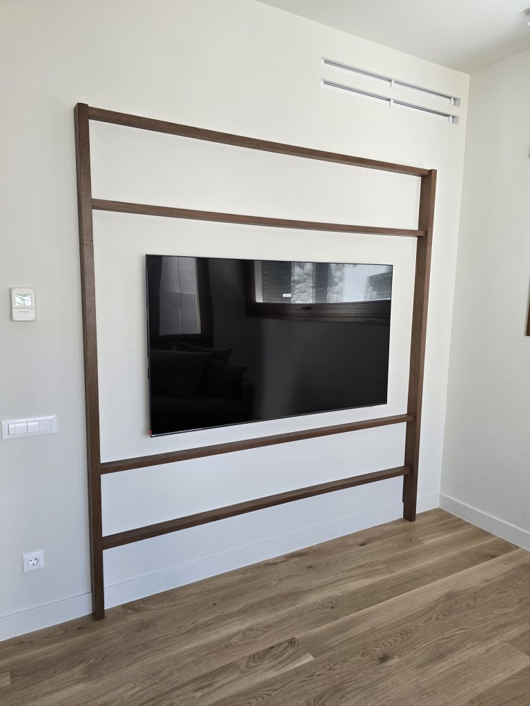 Custom διακοσμητικό πλαίσιο τοίχου από δρυ μεγάλου πάχους σε απόχρωση καρυδιάς περιμετρικά της τηλεόρασης - kappawood