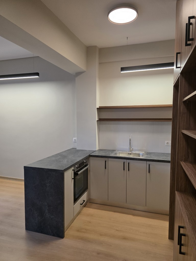 Custom κουζίνα με επένδυση ξύλου, ανοιχτά ράφια και εργονομική εκμετάλλευση μικρού χώρου - Kappawood