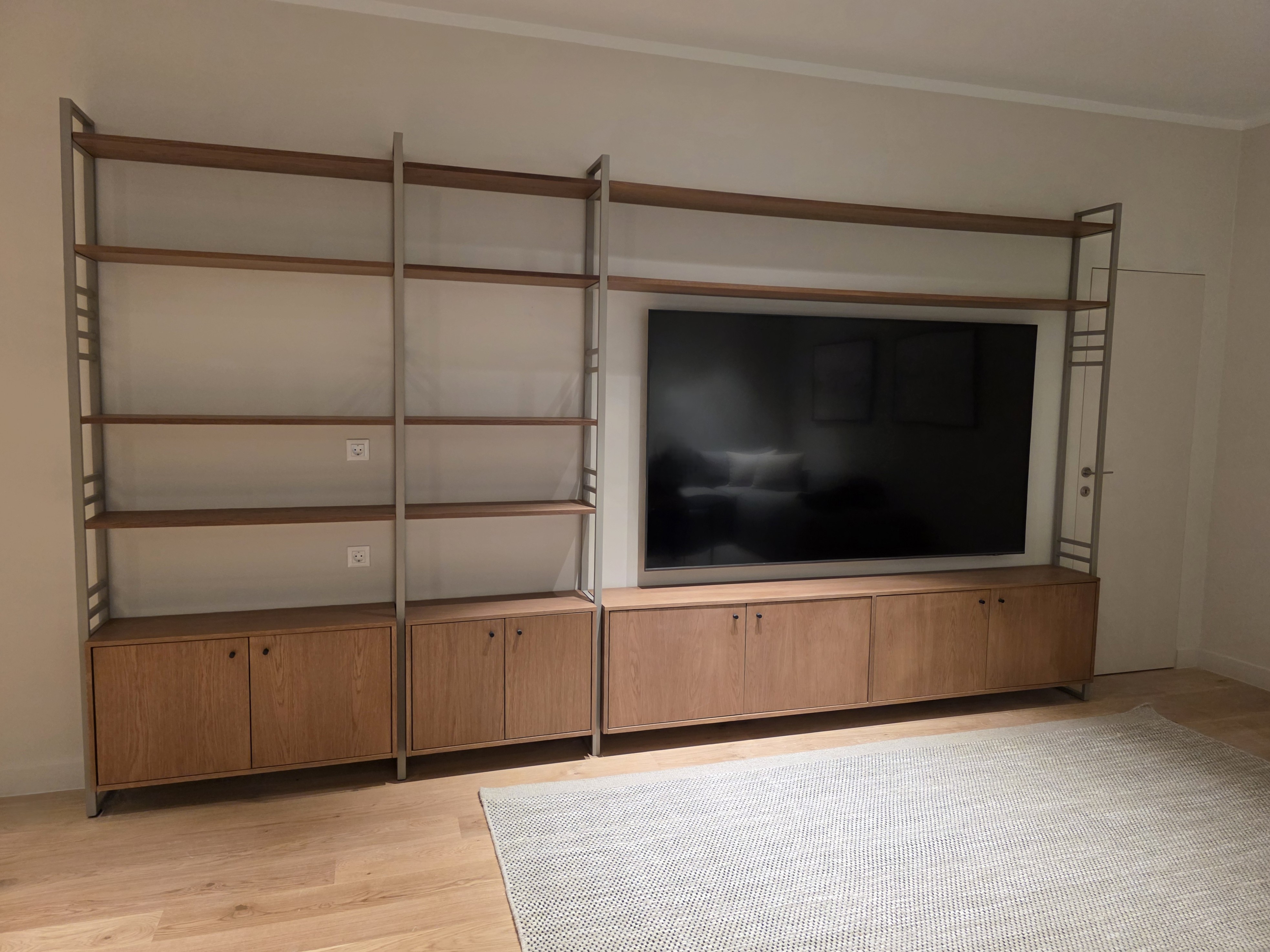 Custom μεγάλη σύνθεση βιβλιοθήκης και έπιπλο τηλεόρασης με μεταλλικά πλαϊνά στηρίγματα, ράφια και ντουλάπια από επενδυμένο καπλαμά - kappawood