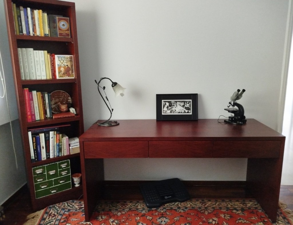 Χειροποίητο κλασσικό γραφείο με τρία συρτάρια και ψηλή βιβλιοθήκη σε σκούρα απόχρωση ξύλου με γυαλιστερό φινίρισμα - kappawood