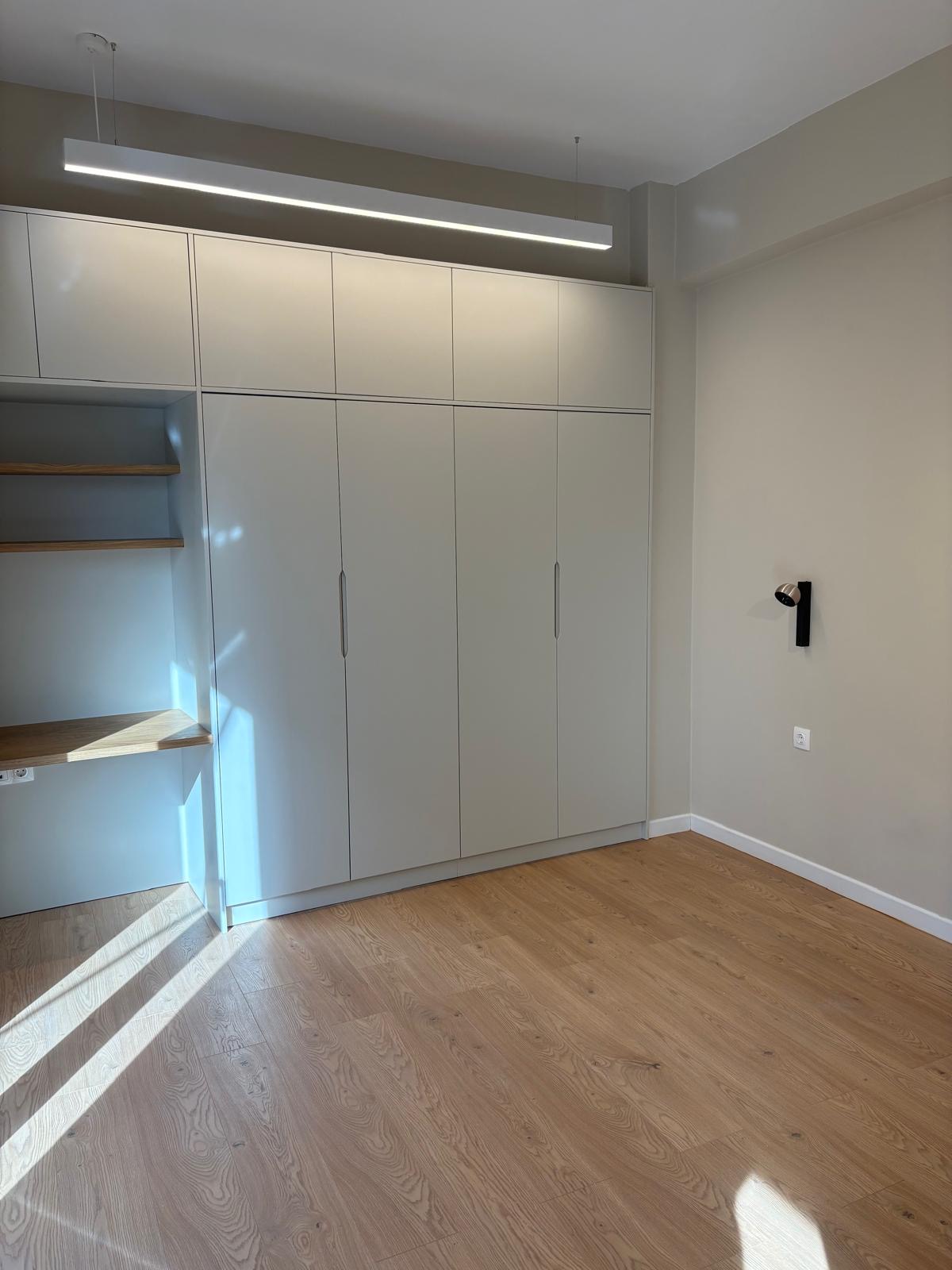 Λευκή λακαριστή ντουλάπα με χωνευτές λαβές και ενσωματωμένο γραφείο με ράφια δρυς - Kappawood