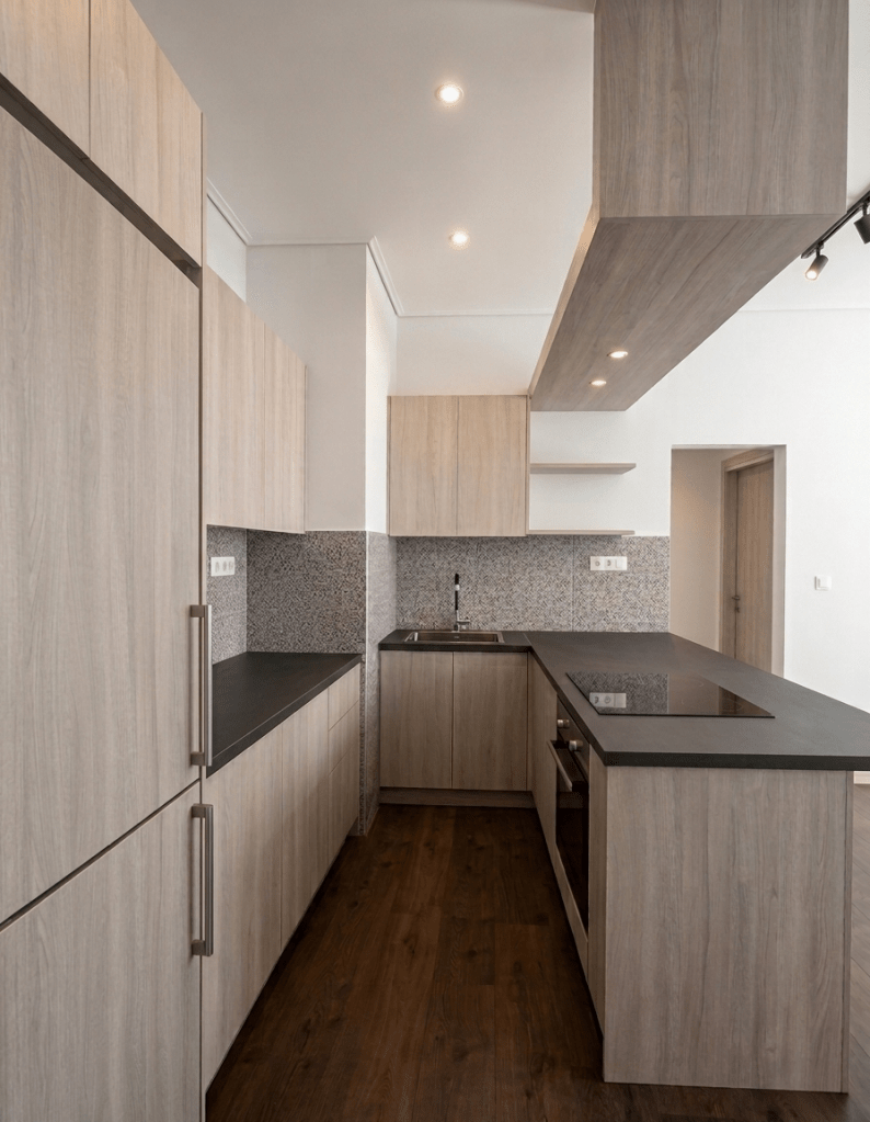 Σύνθεση κουζίνας με ομοιομορφία υλικών σε τόνους ξύλου, σκούρο πάγκο και εργονομικό σχεδιασμό - Kappawood