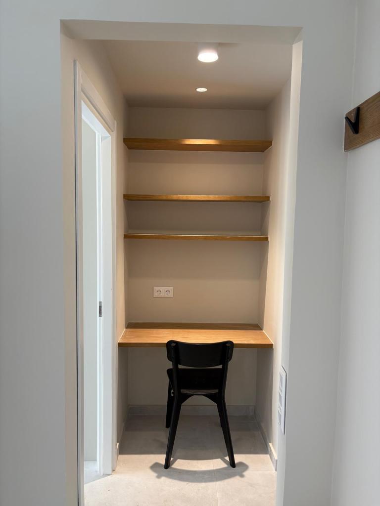 Custom γωνία γραφείου σε εσοχή τοίχου με καπάκι από καπλαμά δρυς ισόβενο και ράφια κρυφής στήριξης στο φυσικό τους χρώμα - Kappawood