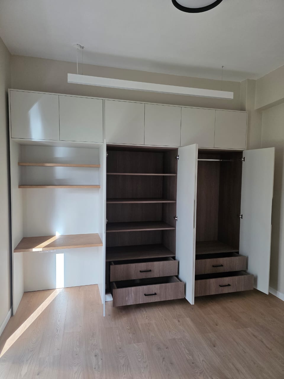 Λευκή λακαριστή ντουλάπα με χωνευτές λαβές και ενσωματωμένο γραφείο με ράφια δρυς - Kappawood