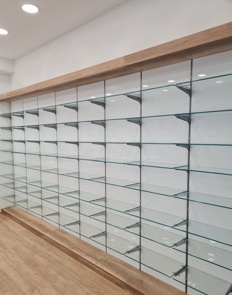 Μοντέρνος εξοπλισμός φαρμακείου με λευκό γυαλιστερό ακρυλικό, ξύλινες λεπτομέρειες και επαγγελματικά συστήματα στήριξης γυάλινων ραφιών - Kappawood
