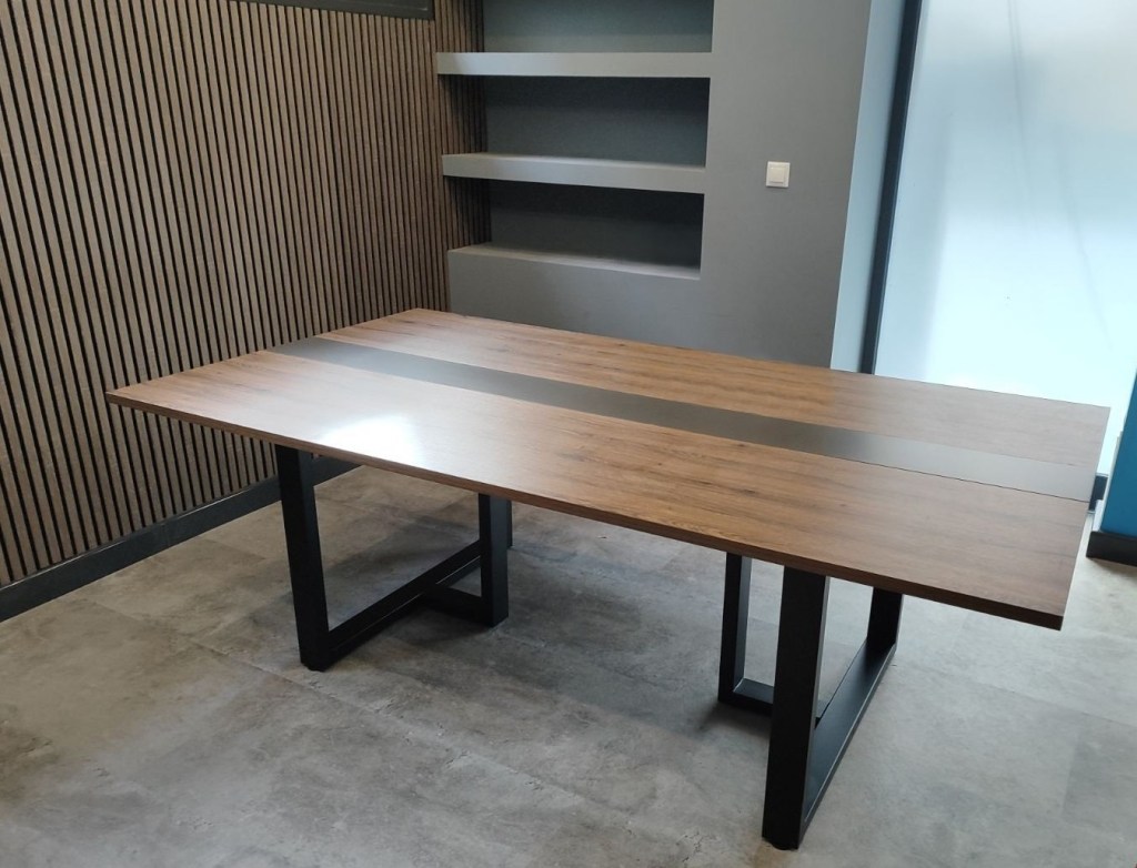 Custom τραπέζι συνεδριάσεων με πλούσια ξύλινη επιφάνεια, διακοσμητική ακρυλική λωρίδα και ενισχυμένα μαύρα μεταλλικά πόδια - kappawood