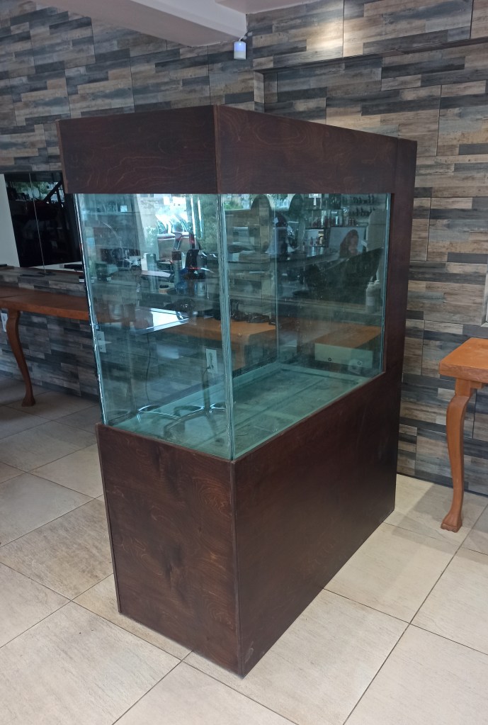 Custom επένδυση ενυδρείου από κόντρα πλακέ θαλάσσης σε σκούρα απόχρωση με προστατευτικό βερνίκι νερού - Kappawood