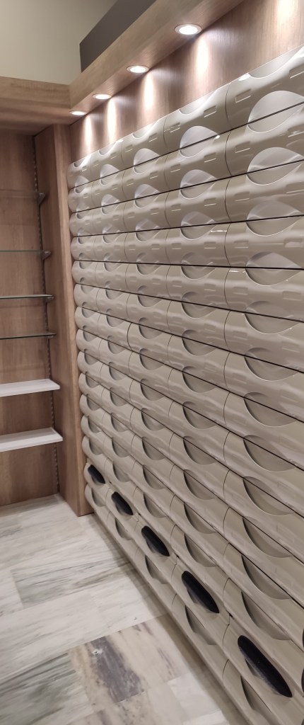 Επαγγελματικός εξοπλισμός φαρμακείου σε απόχρωση ξύλου με λευκά ματ στοιχεία, χωνευτά συστήματα στήριξης, ατομικούς πάγκους εργασίας και συρταριέρες Willach - Kappawood