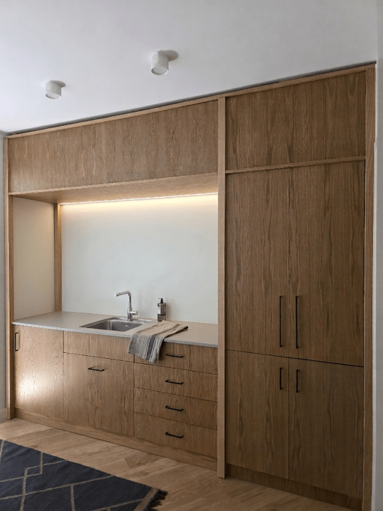 Ειδική κατασκευή κουζίνας σε guest room από καπλαμά σε απόχρωση δρυς με βερνίκι ματ - kappawood