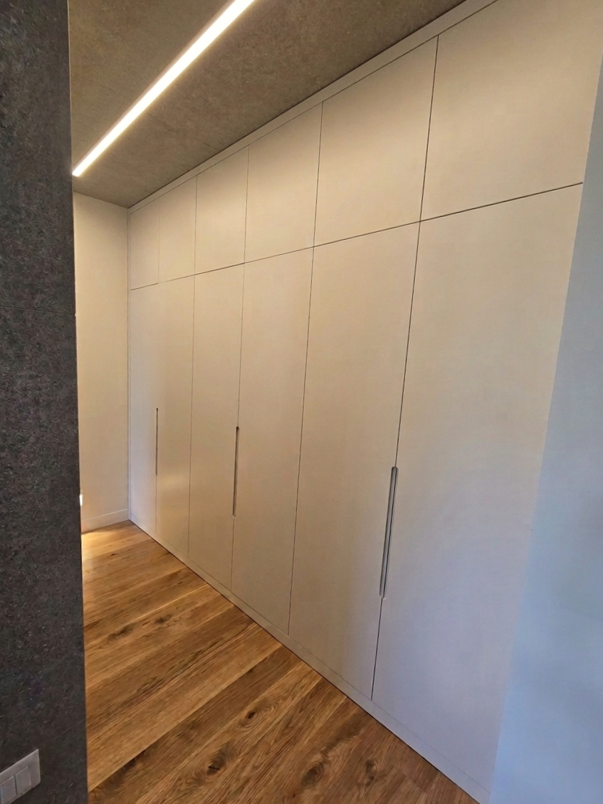 Custom ψηλή ντουλάπα Kappawood από λάκα - House PR Ισόγειο