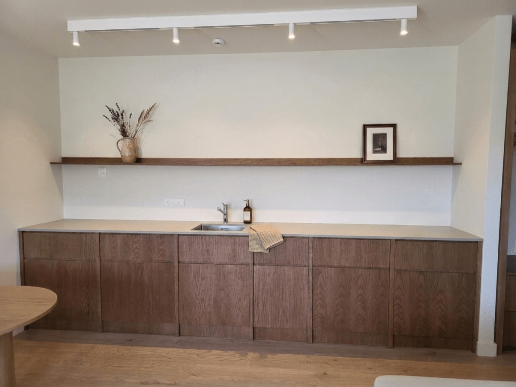 ​Μοντέρνα κουζίνα Kappawood με επένδυση δρυ - House PR staff quarters