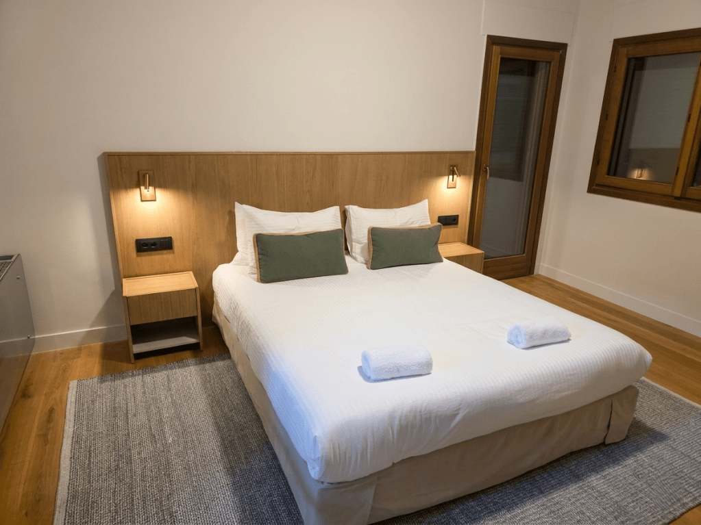 Εσωτερικός σχεδιασμός και ξύλινο κεφαλάρι και κομοδίνα Kappawood - House PR 1ος όροφος