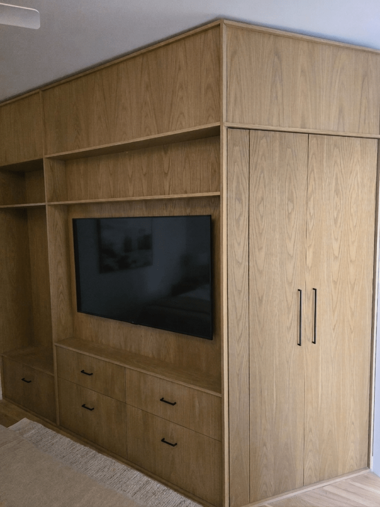 Ειδική κατασκευή μοντέρνα ντουλάπα Kappawood με επένδυση δρυ - House PR κάτω ισόγειο