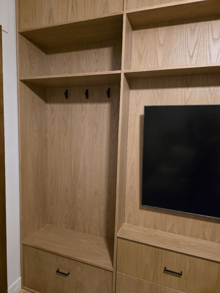 Ειδική κατασκευή μοντέρνα ντουλάπα Kappawood με επένδυση δρυ - House PR κάτω ισόγειο