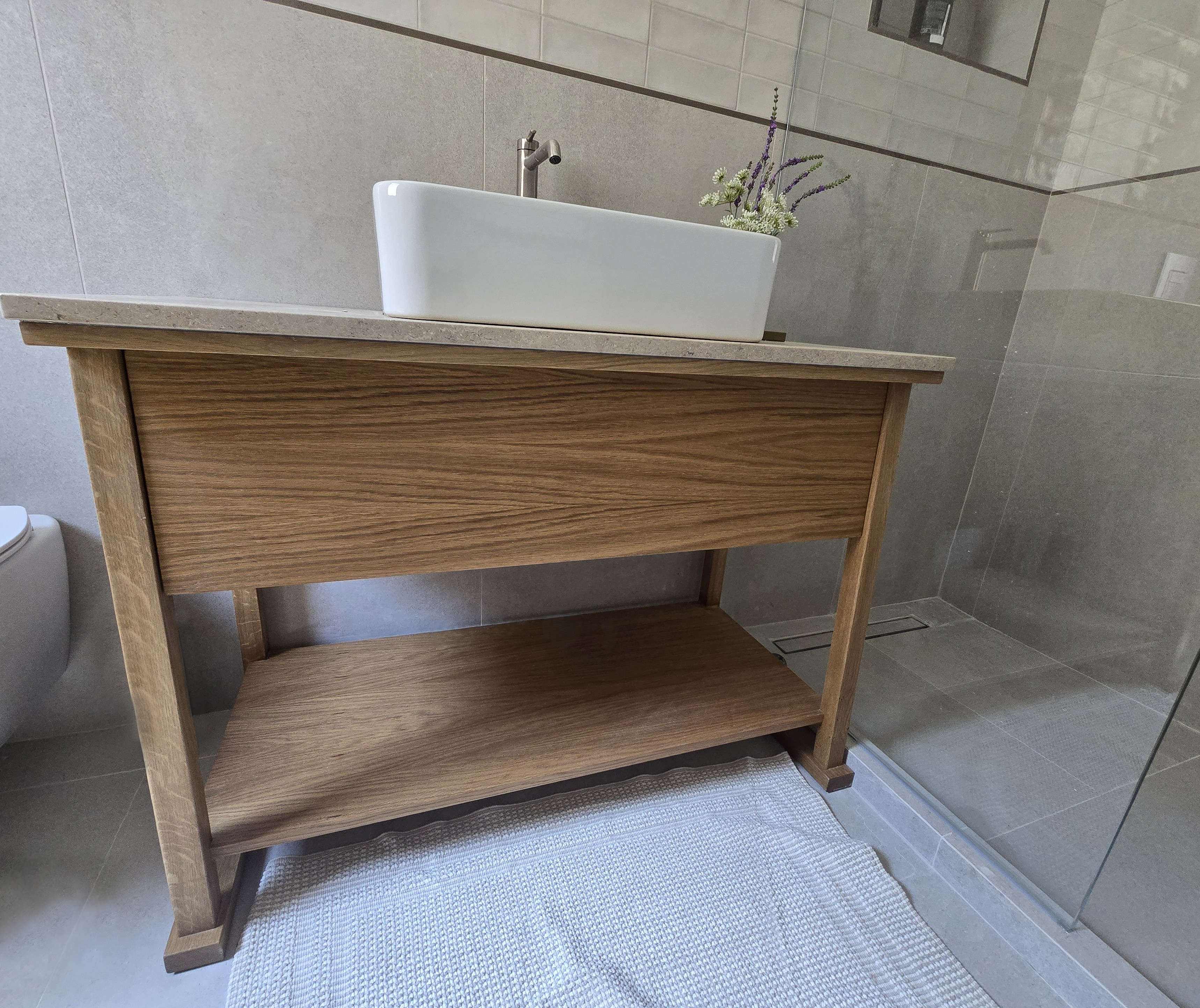 Έπιπλο μπάνιου Kappawood από κόντρα πλακέ θαλάσσης με επένδυση δρυ - House PR staff quarters