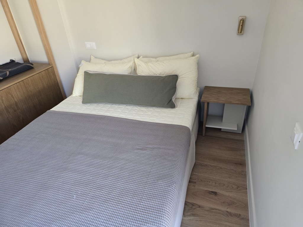 Custom κομοδίνα κρεβατιού Kappawood με επένδυση δρυ λάκα - House PR κάτω ισόγειο