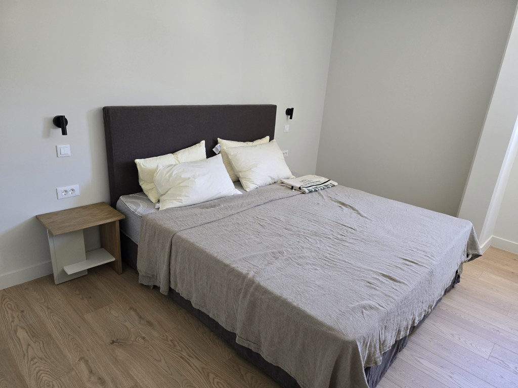 Custom κομοδίνα κρεβατιού Kappawood με επένδυση δρυ λάκα - House PR staff quarters