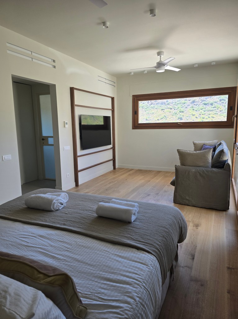 Ειδική κατασκευή πλαίσιο τηλεόρασης Kappawood από λούστρο δρυ - House PR Ισόγειο