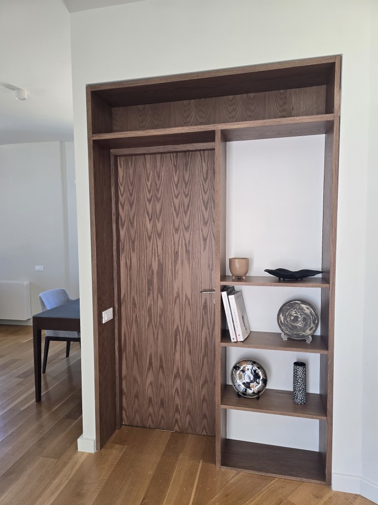 Σύνθεση ραφιέρας με πόρτα Kappawood από φυσικό δρυ  - House PR Ισόγειο 1 Ε
