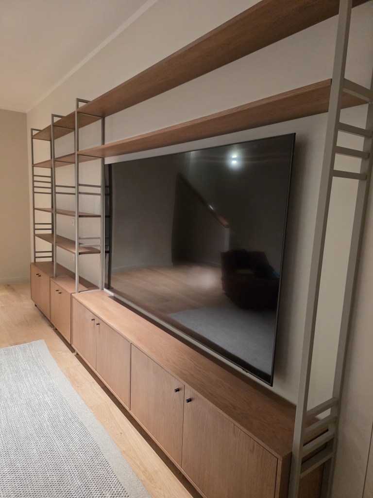 Ειδική κατασκευή βιβλιοθήκης Kappawood από μεταλλικά στοιχεία και επενδυμένο καπλαμά δρυ - House PR κάτω ισόγειο