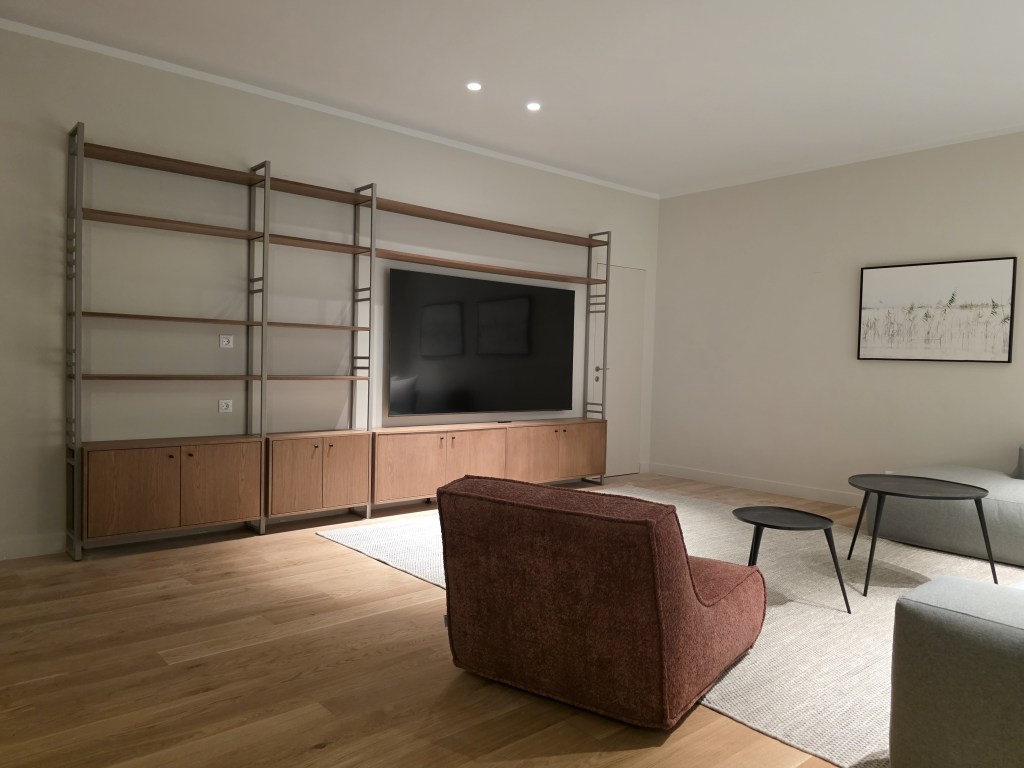 Ειδική κατασκευή βιβλιοθήκης Kappawood από μεταλλικά στοιχεία και επενδυμένο καπλαμά δρυ - House PR κάτω ισόγειο