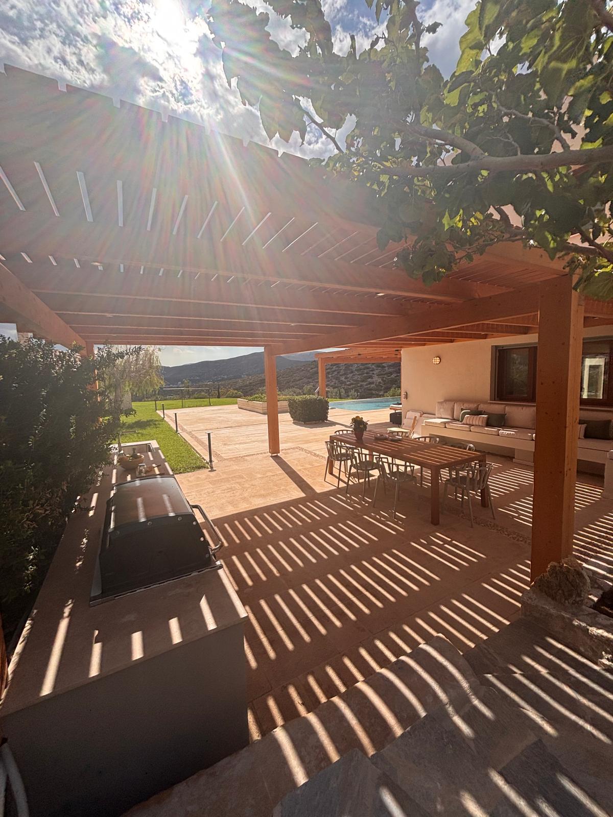 Εξωτερική κουζίνα και τραπεζαρία Kappawood κάτω από ξύλινη πέργκολα - House PR
