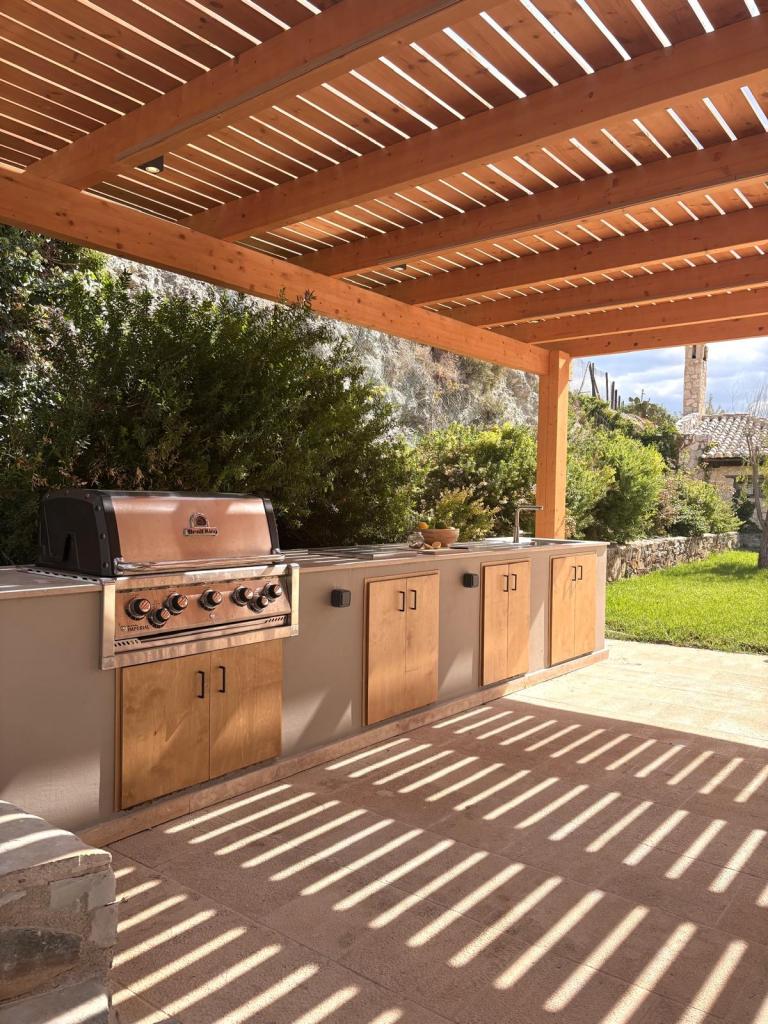 ​Custom κατασκευή εξωτερικής κουζίνας Kappawood με επένδυση κόντρα πλακέ - House PR