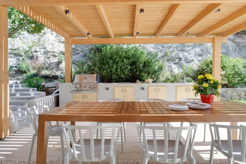 ​Custom κατασκευή εξωτερικής κουζίνας Kappawood με επένδυση κόντρα πλακέ - House PR