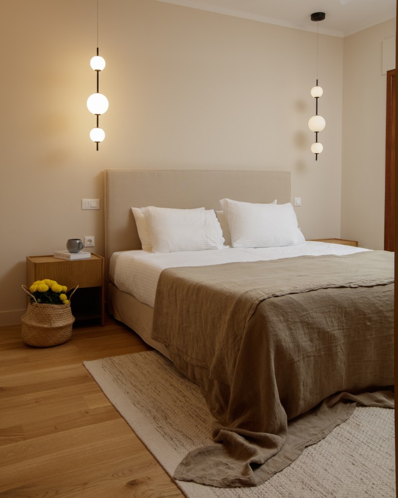 Custom κομοδίνα κρεβατιού Kappawood με επένδυση δρυ λάκα - House PR κάτω ισόγειο